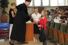 Indeksy studentom I roku "bezpieczeństwa wewnetrznego" wręcza dr Zbidniew Niezgoda, Prodziekan.