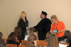 Indeksy studentom I roku "prawa" wręcza dr Janusz Gajda, Dziekan.